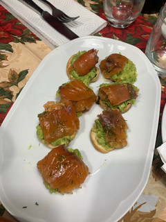 Una foto de Tosta de aguacate y salmón ahumado