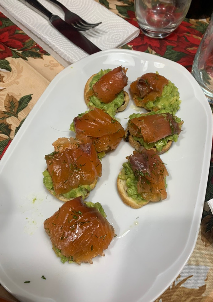Una foto de Tosta de aguacate y salmón ahumado