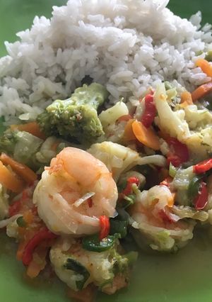 Una foto de Camarones con verduras