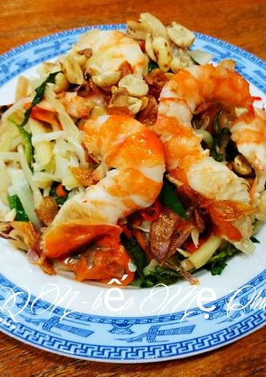 Hình của món Gỏi ngó sen bồn bồn trộn tôm.