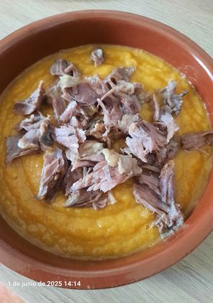 Una foto de Carrillera de cerdo 🐷 con crema de verduras 😋
