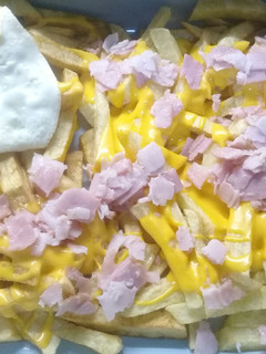 Una foto de Papas con cheddar y panceta