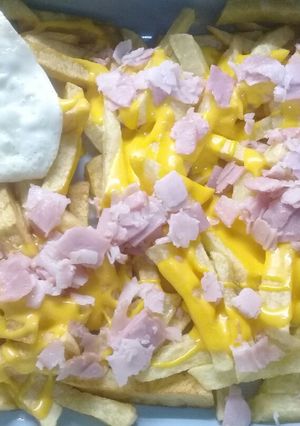 Una foto de Papas con cheddar y panceta