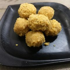A picture of Rava (semolina) ke ladoo.