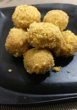 A picture of Rava (semolina) ke ladoo.