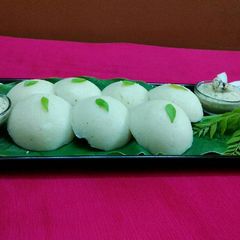 A picture of Rawa idli.