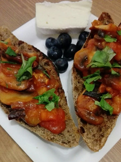 Una foto de Tostas veganas de berenjena y champiñones