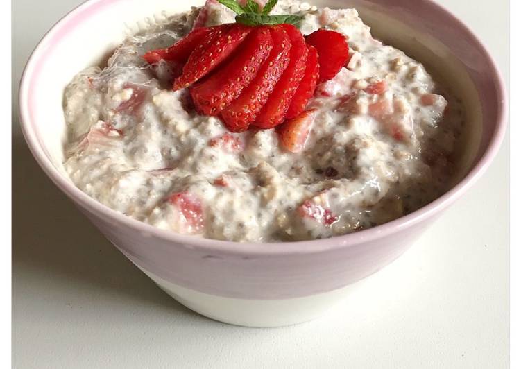 Steps to Make Ultimate Strawberry Cheesecake Overnight Oats