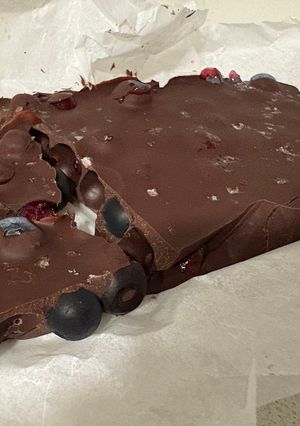 Una foto de Chocolate negro con arandános a la sal