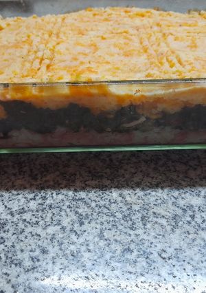 Una foto de Pastel de hojas de remolacha, puré y arroz
