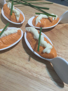Una foto de Mousse de pimientos de piquillo en cucharillas