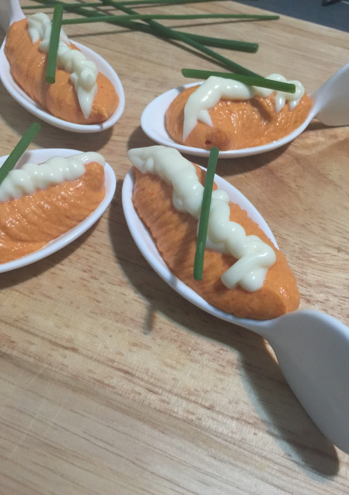 Una foto de Mousse de pimientos de piquillo en cucharillas