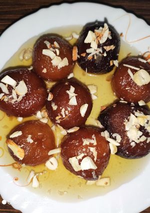 गुलाब जामुन (Gulab jamun recipe in Hindi) रेसिपी मुख्य फोटो