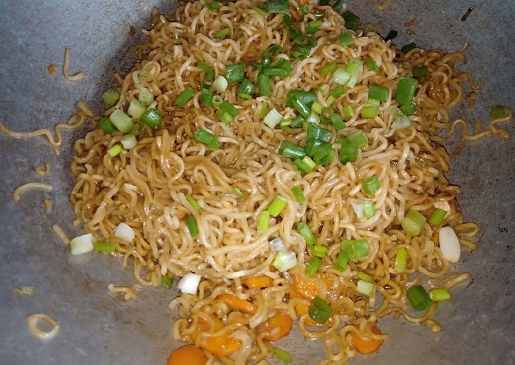 Bagaimana Membuat Mie goreng bumbu kecap Anti Gagal