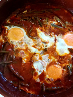 Una foto de Judías verdes con tomate y huevos