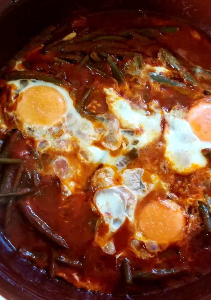 Una foto de Judías verdes con tomate y huevos