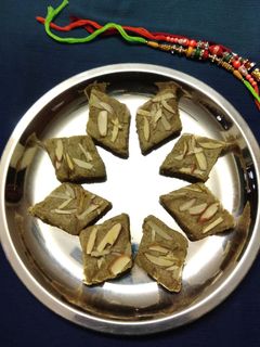 कीवी बर्फी (kiwi burfi recipe in hindi) रेसिपी मुख्य फोटो