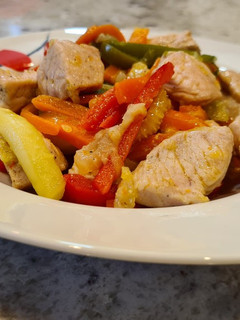Una foto de Salteado de calabacín, zanahorias, pimientos y solomillo de pavo