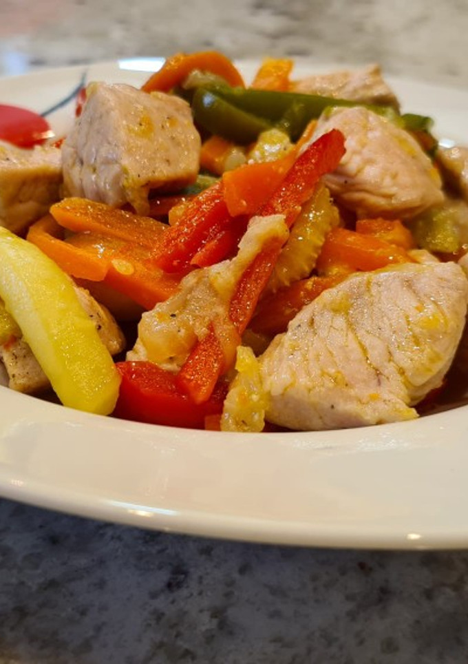 Una foto de Salteado de calabacín, zanahorias, pimientos y solomillo de pavo