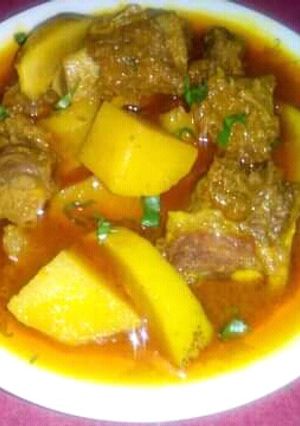 শাতরা দিয়ে আলু আর গরুর গোশত রান্না রেসিপির প্রধান ছবি