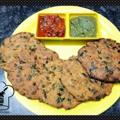 A picture of Besan methi ki poori with tomato chutney.