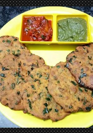 A picture of Besan methi ki poori with tomato chutney.