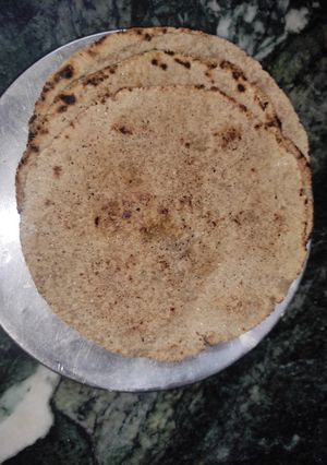 कूटू के पराठा (kuttu ka paratha recipe in Hindi) रेसिपी मुख्य फोटो