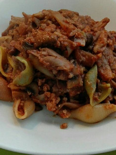 Una foto de Pasta con setas y salsa de tomate