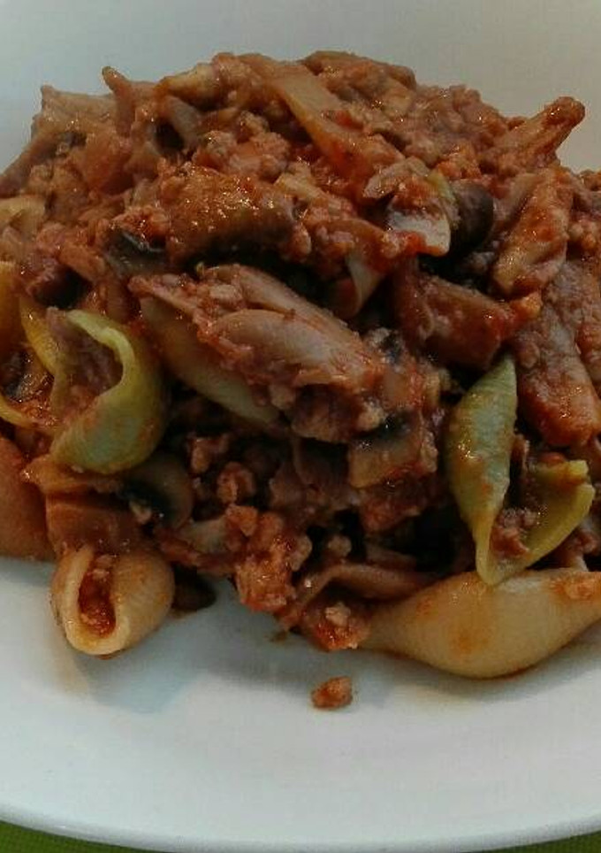 Una foto de Pasta con setas y salsa de tomate