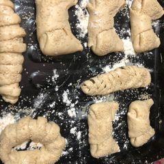 A picture of Bow pies, caterpillar bread, and others.