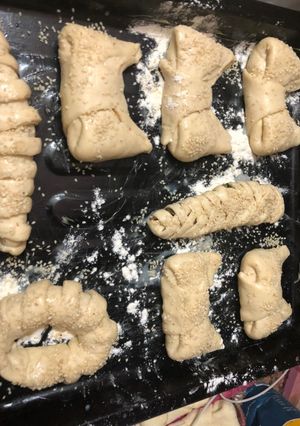 A picture of Bow pies, caterpillar bread, and others.