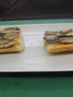 Una foto de Pan con sardinas de lata
