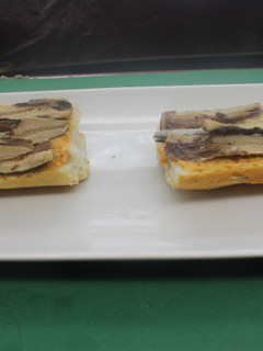 Una foto de Pan con sardinas de lata
