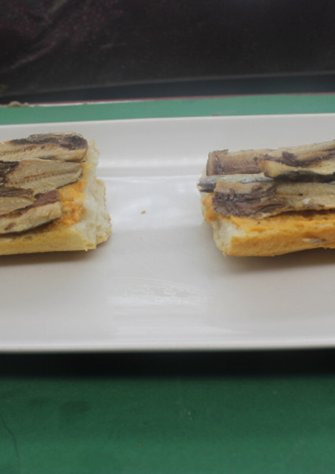 Una foto de Pan con sardinas de lata