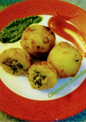 कोकोनट स्टफ्ड पोटैटो पेटिस(coconut sfuffed potato patties recipe in Hindi) रेसिपी मुख्य फोटो