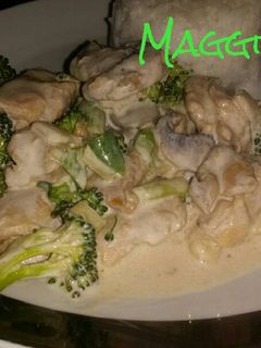 Una foto de Pollo en crema de champiñones y brócoli