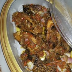 A picture of Peppered fresh fish with onion garnish.