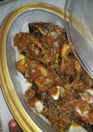 A picture of Peppered fresh fish with onion garnish.