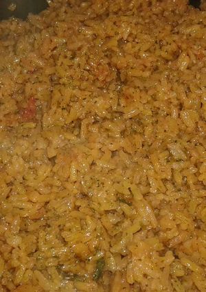 Una foto de Arroz borracho y encebollado