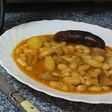 Alubias con morcilla y careta en puchero de barro