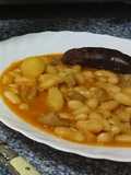 Alubias con morcilla y careta en puchero de barro