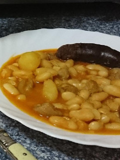 Una foto de Alubias con morcilla y careta en puchero de barro