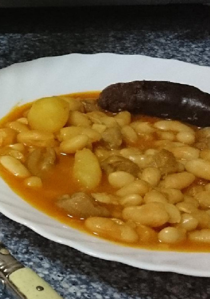 Una foto de Alubias con morcilla y careta en puchero de barro