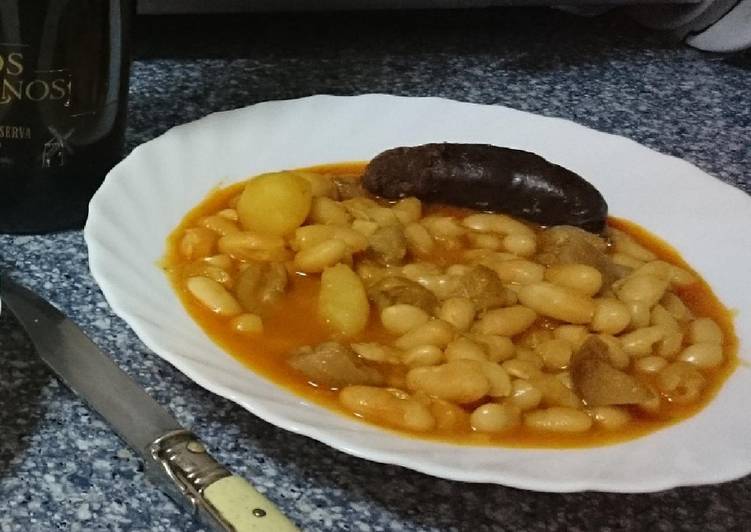 Alubias con morcilla y careta en puchero de barro