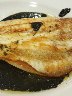 Una foto de Rodaballo con salsa de calamar