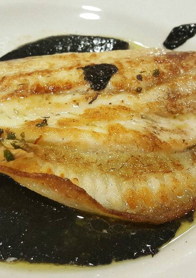 Una foto de Rodaballo con salsa de calamar