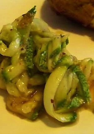 Una foto de Calabacitas en salsa de durazno y jalapeño maduro