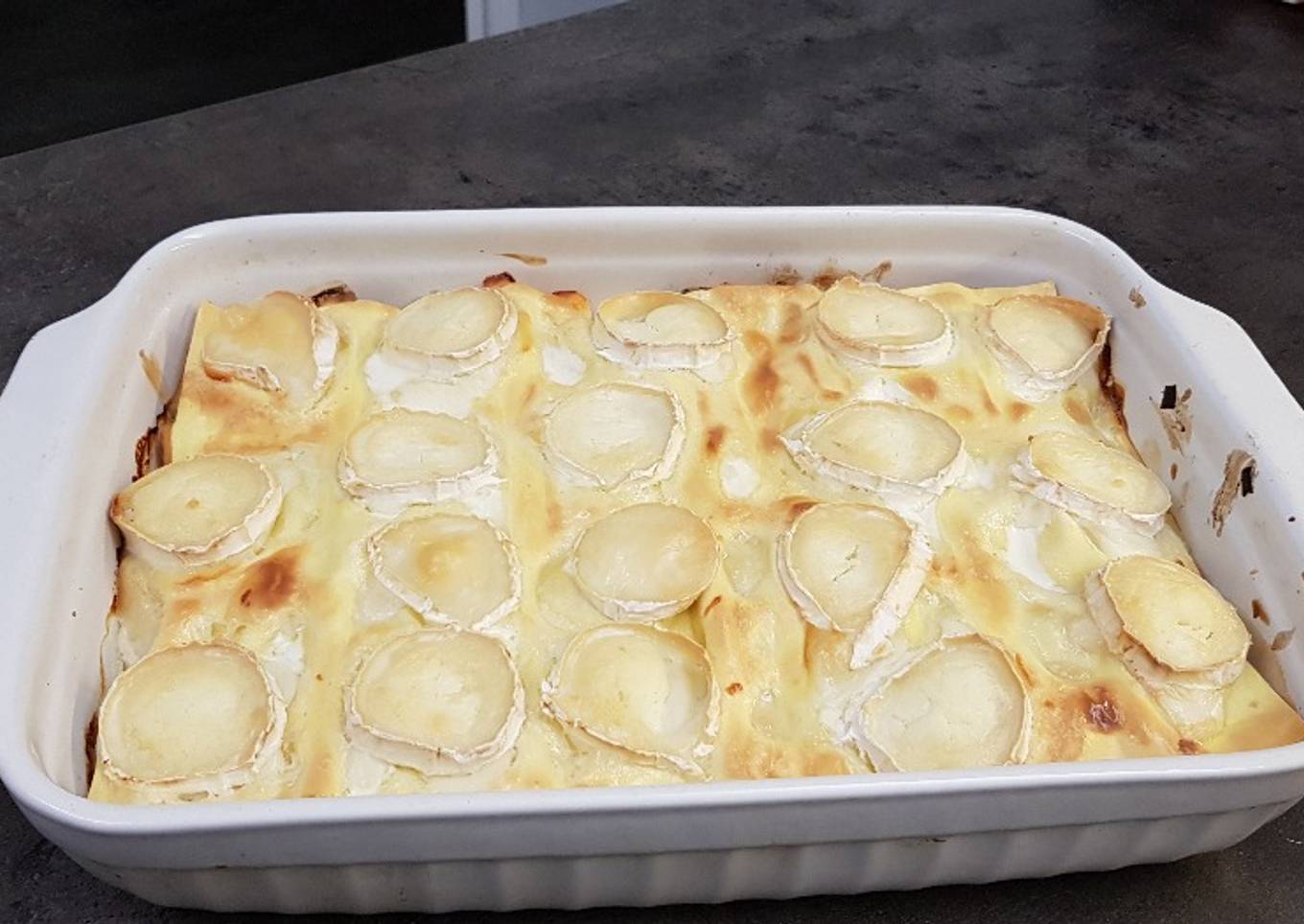 Lasagnes au saumon, poireaux, fromage de chèvre  et allumettes