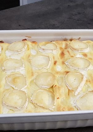 Une photo de Lasagnes au saumon, poireaux, fromage de chèvre  et allumettes
