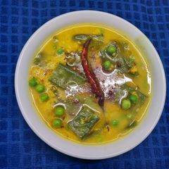 A picture of Moong Dal with Sheem or Flat Beans and Green Peas.